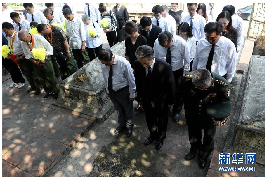 中国驻越使馆等机构代表祭扫中国烈士陵园