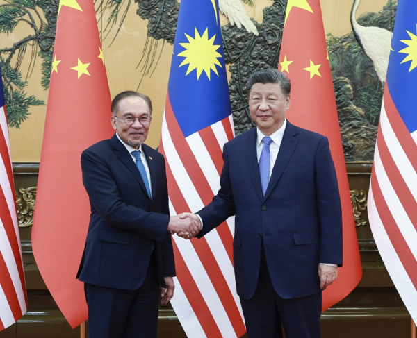 习近平会见马来西亚总理安瓦尔1.jpg