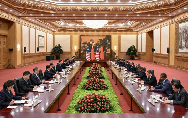 习近平会见马来西亚总理安瓦尔2.jpg